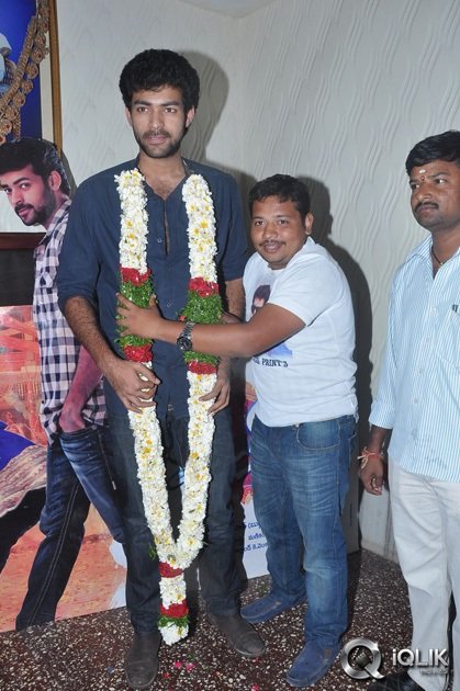 Mukunda-Movie-Hungama-at-Sandhya-Theatre